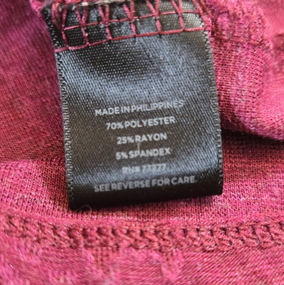 Simply Vera Burgandy Short Sleeve Curved Hem Patterned Top Size Large - Picture 10 of 11